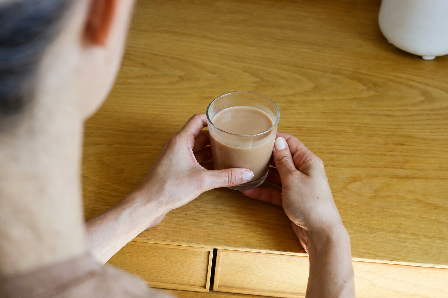 hands holding latte